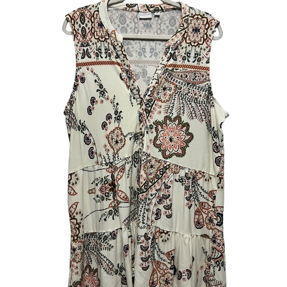 New Directions Plus Size Tank Top size 1X. . Floral print, v-neck. - Picture 2 of 5